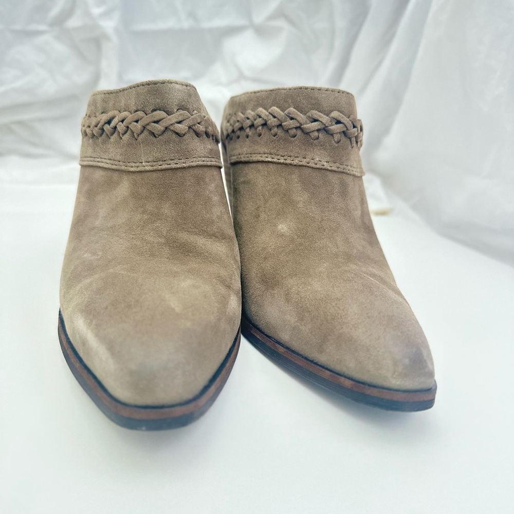 Sam Edelman Green and White Logo Art